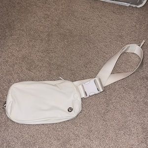**FREE SHOPPER BAG** lululemon everywhere belt bag EBB 1L - pure white